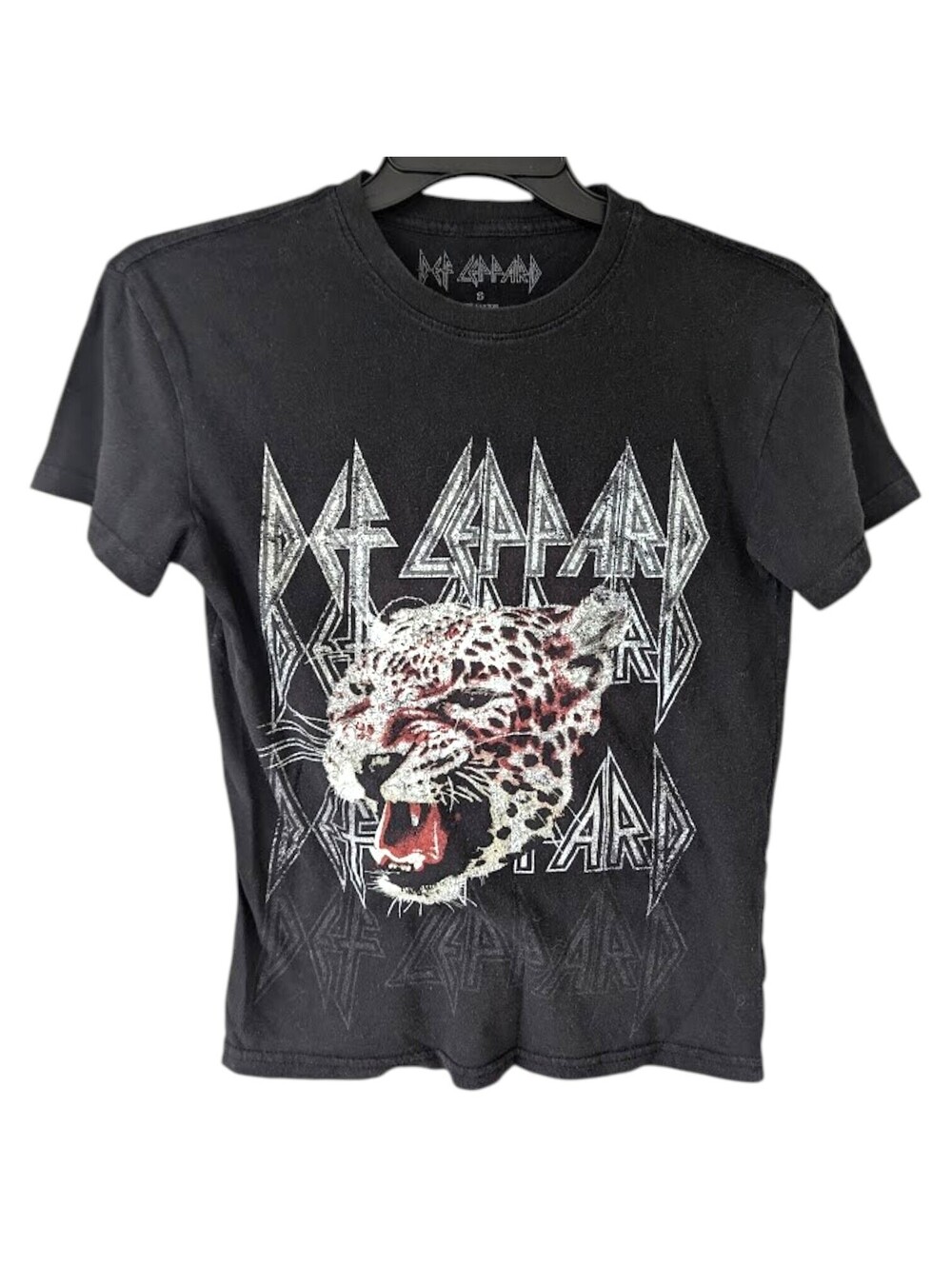 Def Leppard Cropped T-Shirt Women Small Black Graphic Rock Retro Concert 17.5x23